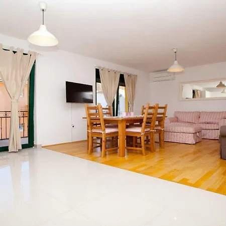 Roses Apartment *